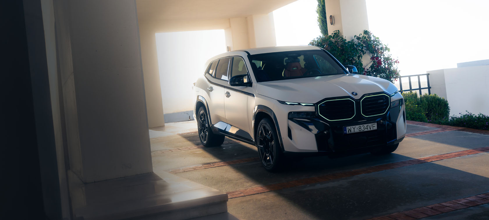 BMW XM zaparkowany w garażu